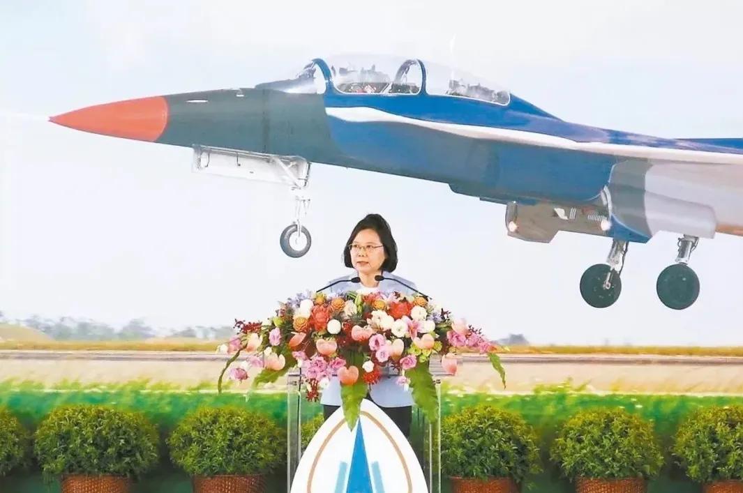 蔡英文吹嘘：台湾研制“五代战机”？
近日台湾自造的“勇鹰”高等教练机交机给台空军