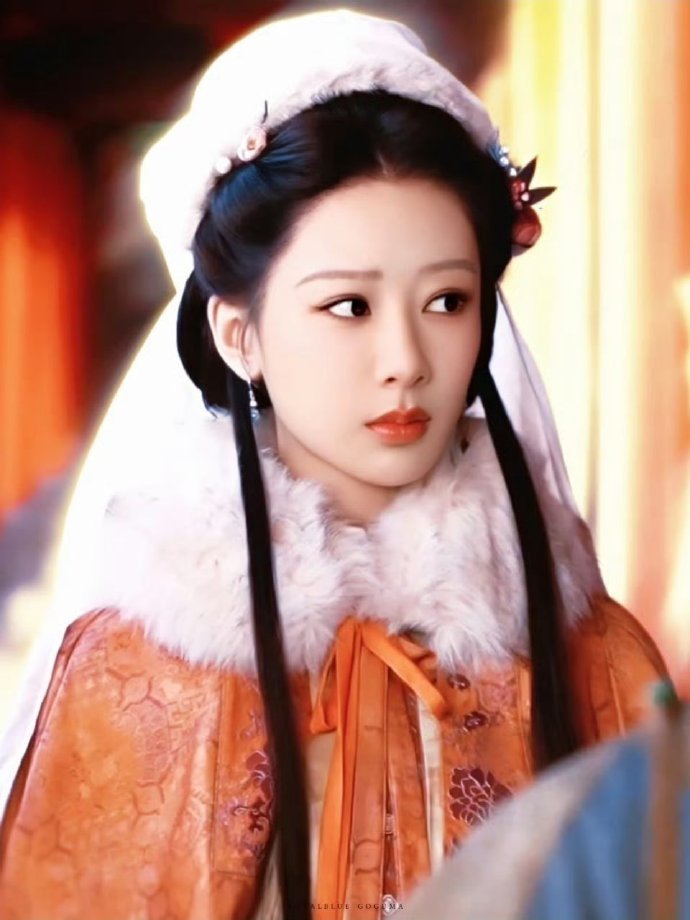 杨紫素衣覆清雅眉目含慈悲李祯神性 杨紫素衣覆清雅眉目含慈悲，李祯神性，谁懂这个李