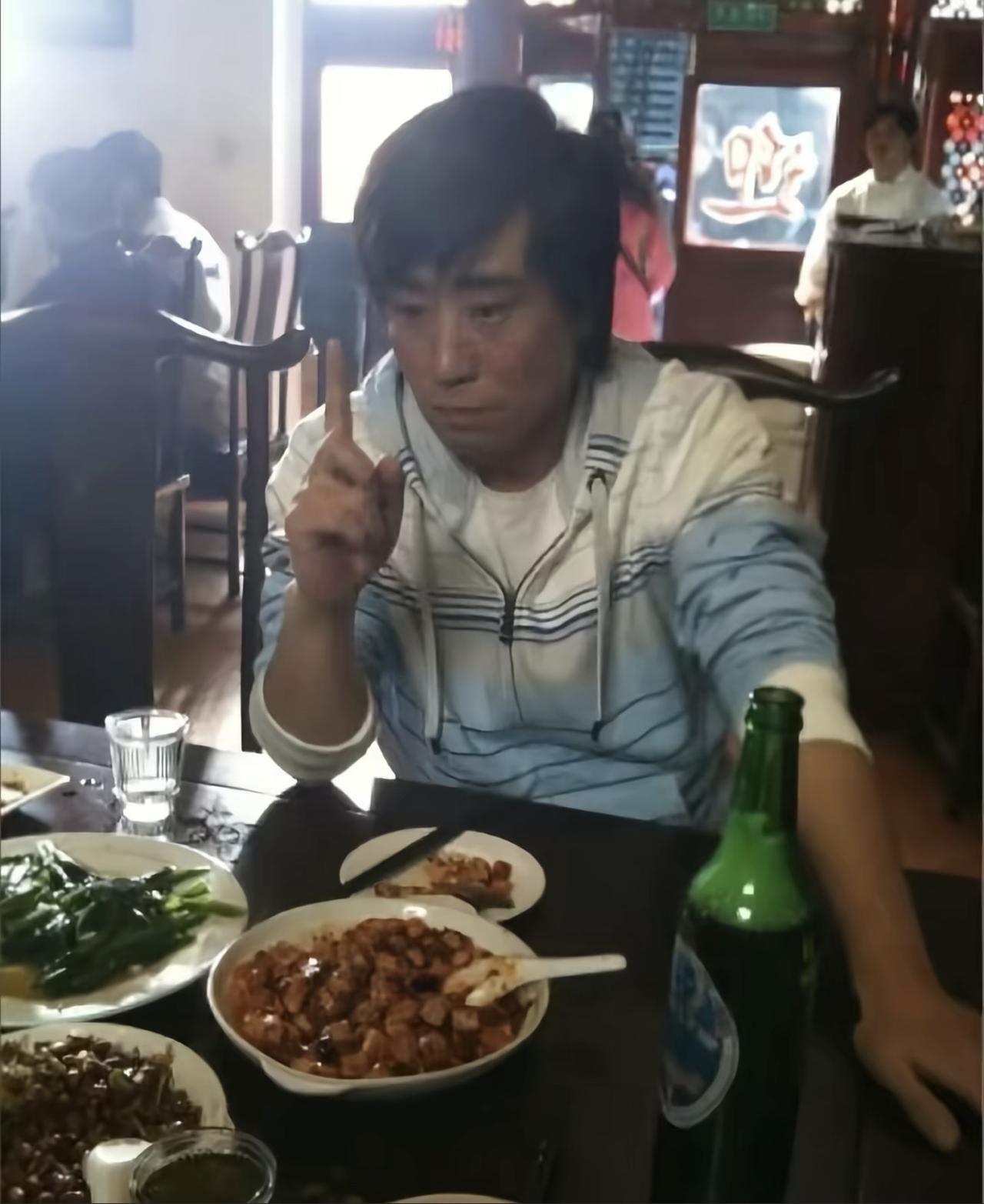 早期的于和伟坐在那里吃饭的画面，看着还很年轻的样子。

于和伟在演艺圈是大器晚成