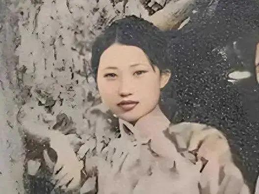 一位女士穿着高领毛衣，背影有点模糊。1928年拍摄，非常珍贵的一张照片。有认识这