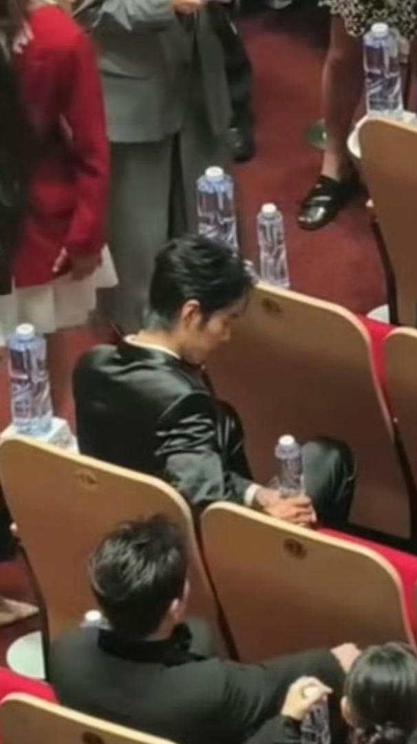肖战又拔水了今天白玉兰颁奖典礼内场，肖战又上演了拔水名场面，对着座位上的矿泉水瓶