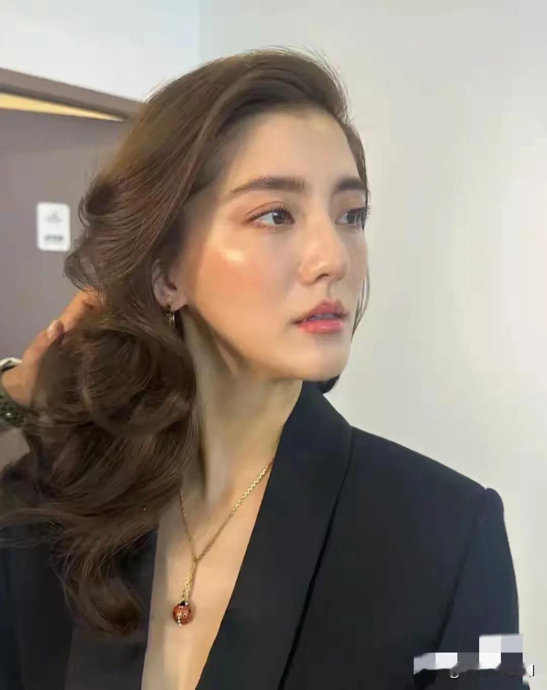 细看吴千语长得挺像谢娜的