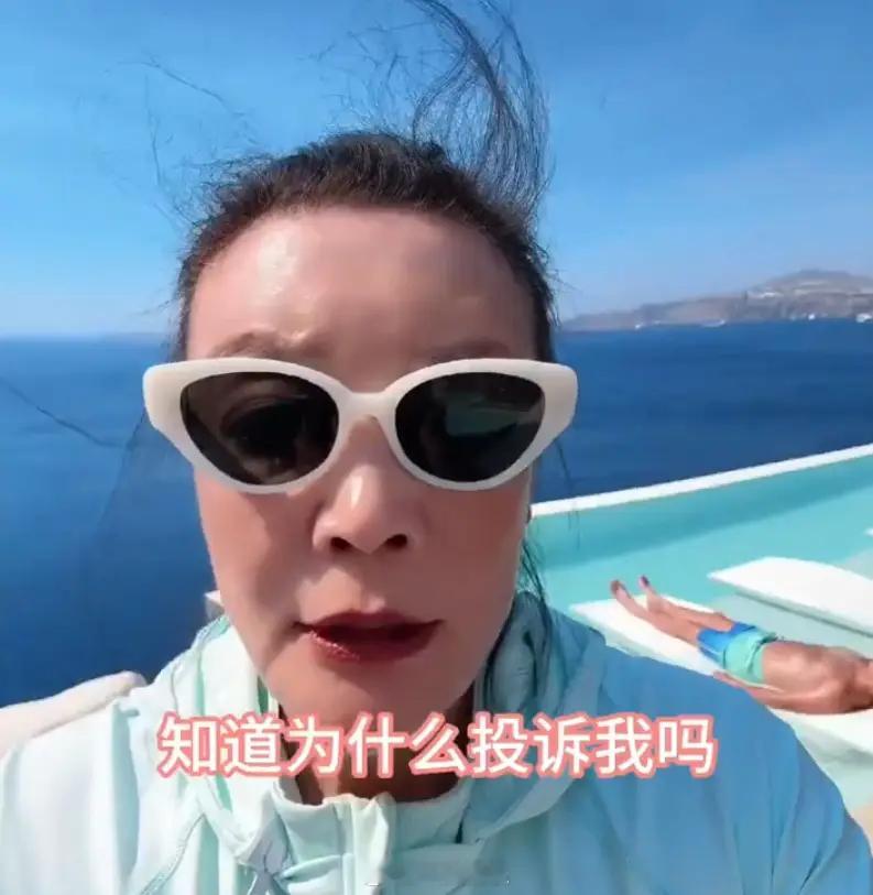 #张兰回应穿泳装争议# 张兰回应了关于自己穿泳装的争议，张兰表示：“服务员说自己