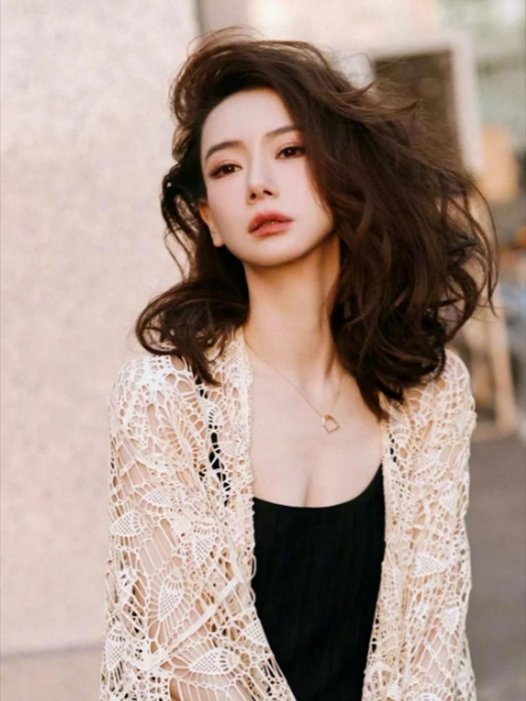 戚薇曾在一次采访中坦言：“陪睡只不过是娱乐圈中最低级的潜规则，真正让人害怕的，是