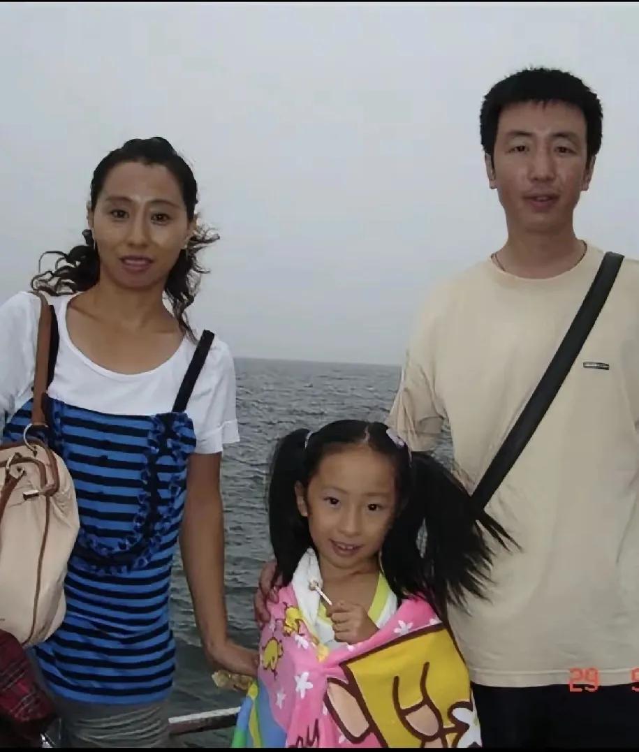 网友:
女儿长大了，可以陪我干几杯了，自从去欧洲留学后，难得回来陪我们。[捂脸]