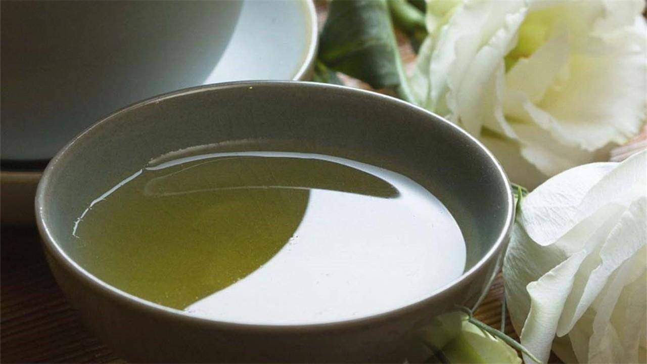 我看着躺在地上撒泼的丈母娘和一脸无奈的妻子冷笑一声，想在我面前演戏，讹走那套价值