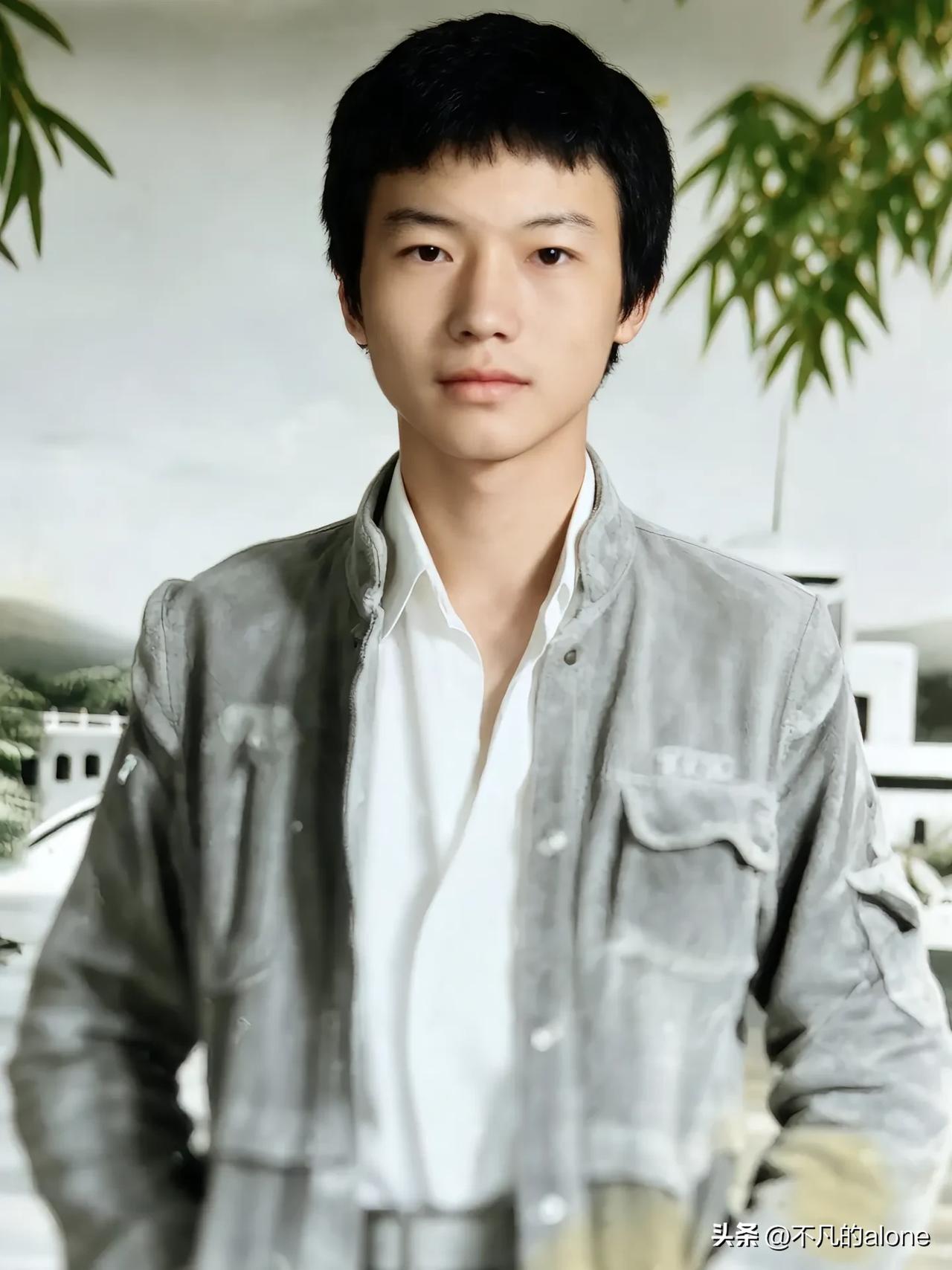 6月19日，十个勤天何浩楠爸爸更新生活动态，并配文“30年前的旧照片，美好的回忆