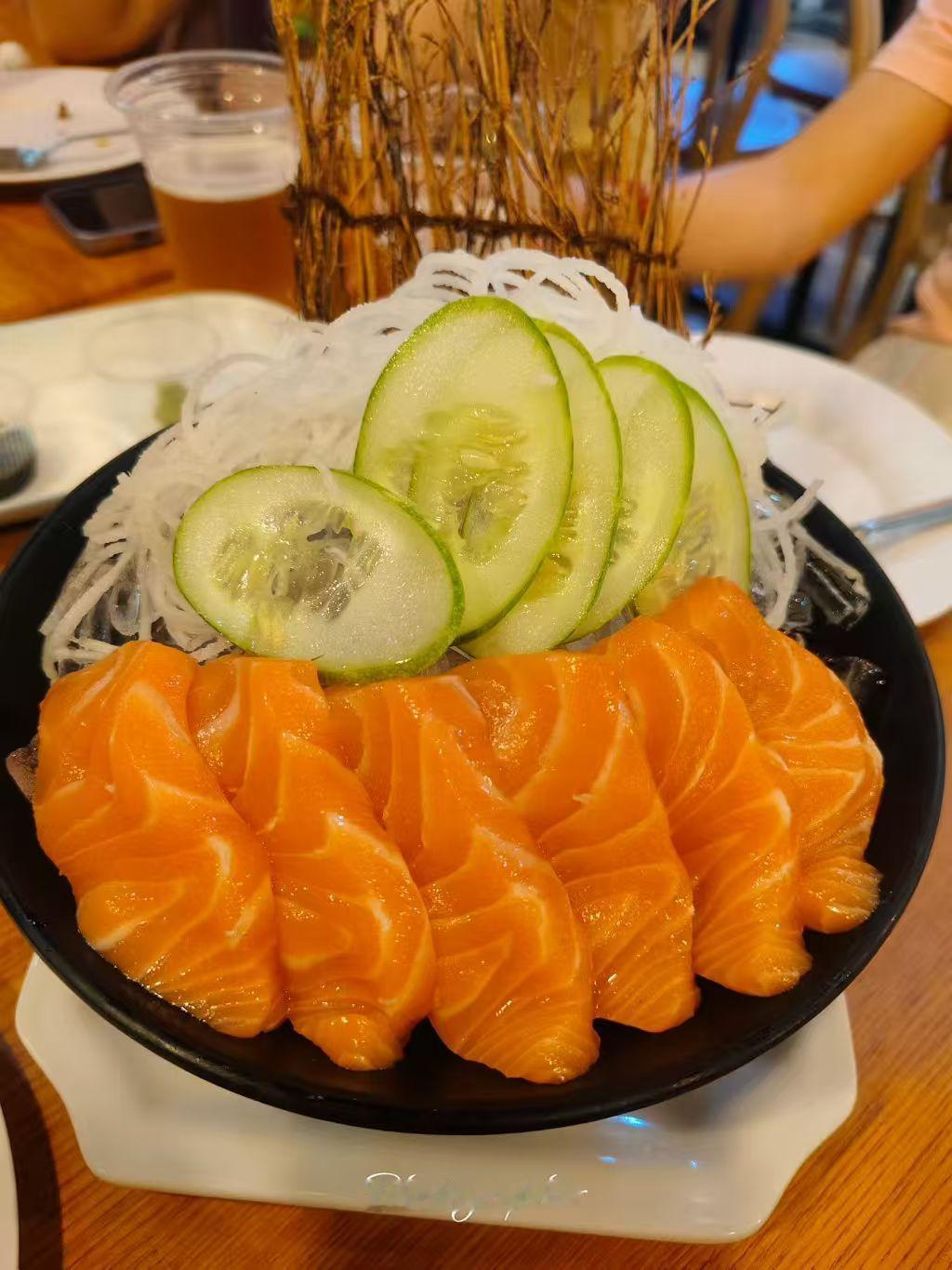 新鲜三文鱼配黄瓜丝，健康美味！