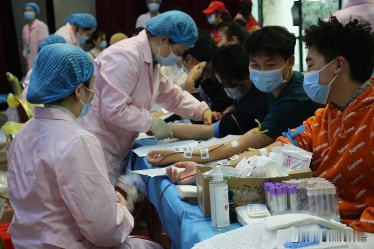 上周陪朋友去医院陪护，听护士小声嘟囔：“A型血又剩不到3天了，急得我直拍电话。”