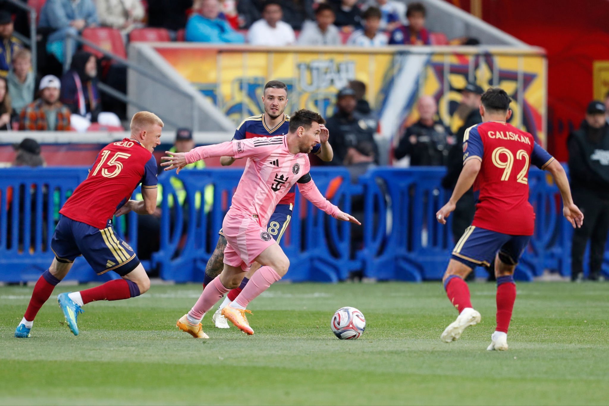 全场比赛结束，最终迈阿密国际在客场2-0战胜皇家盐湖城，德保罗和苏亚雷斯各进1球