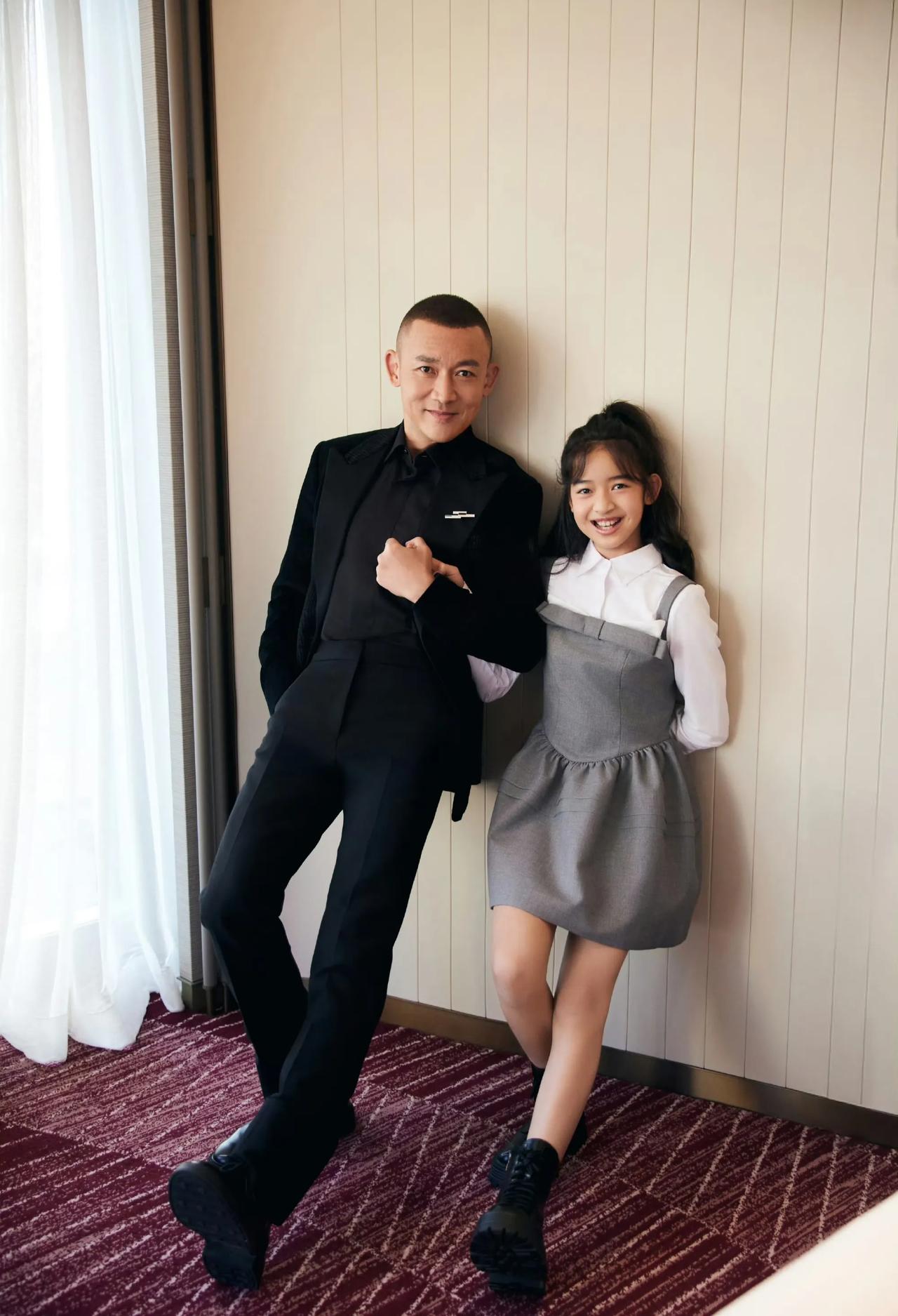 聂远和女儿的合照，没想到他的女儿都这么大了？个子快和老爸一样高了。颜值也是遗传了