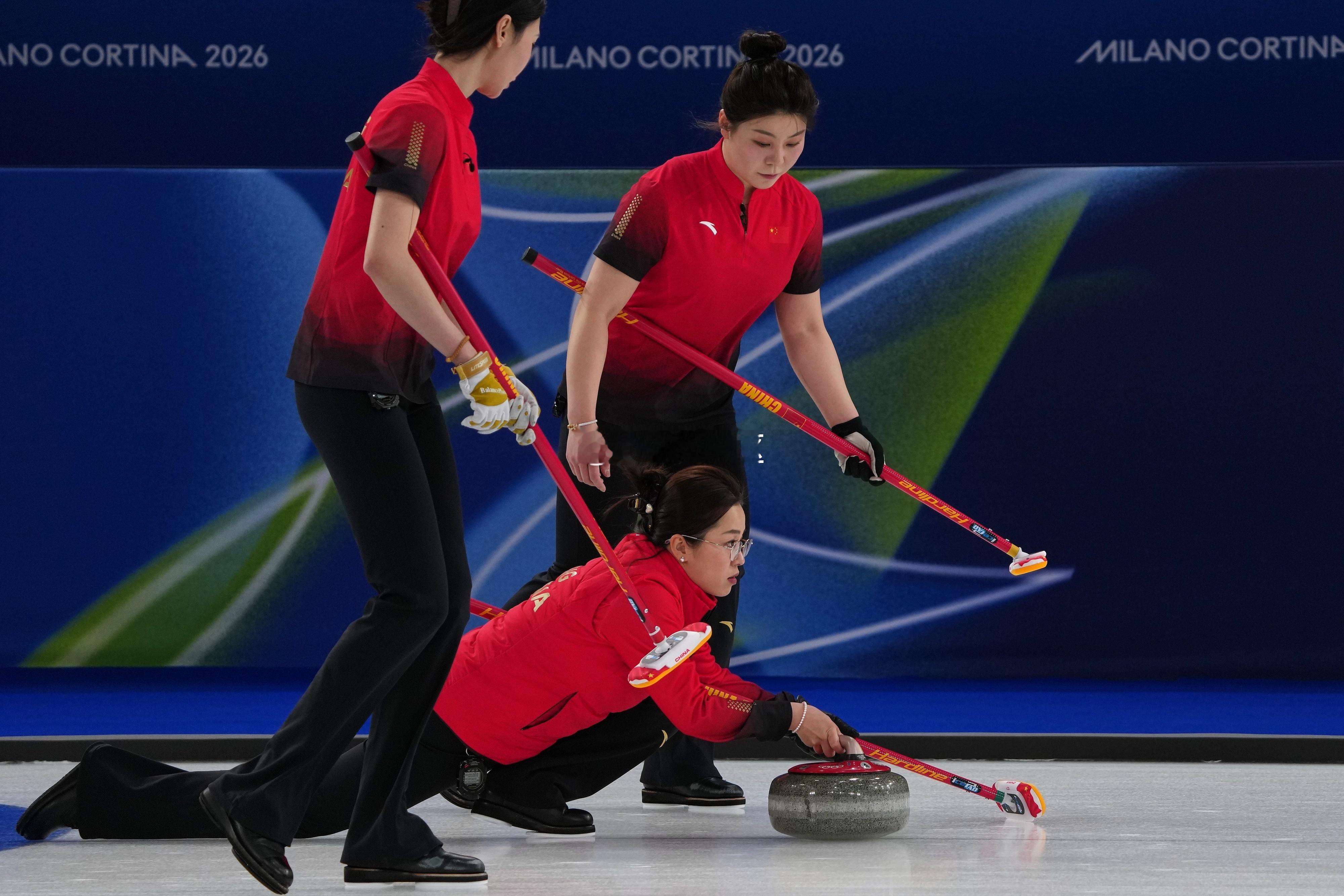 🥌🇨🇳中国队开局强势！中国女子冰壶队在循环赛首战中以7比4战胜🇬🇧卫冕