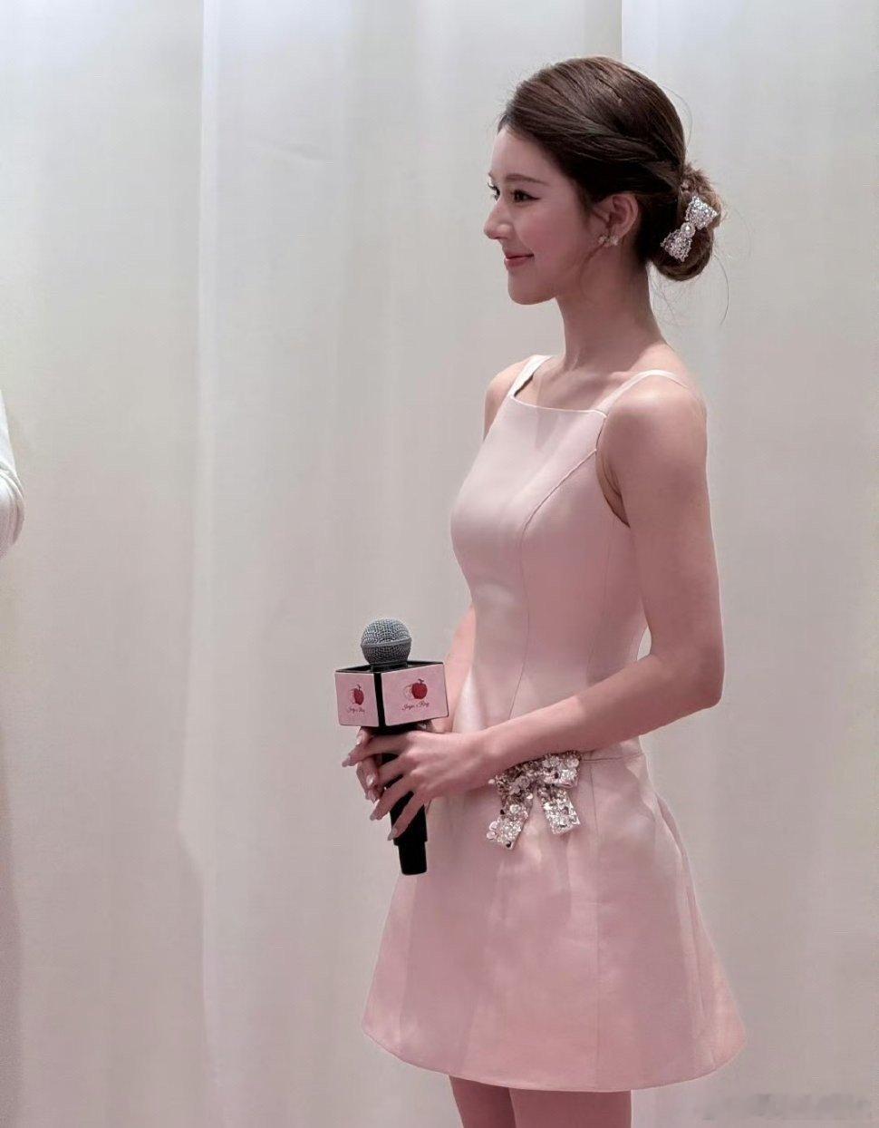 赵露思今日活动生图，果然红气养人，《许我耀眼》大爆了就是不一样，星光大赏坐等露妃