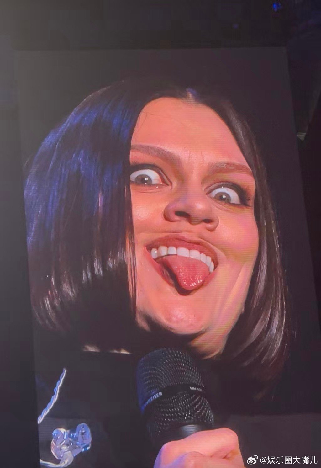 结石姐上海演唱会夯爆了结石姐表情包艺术家 上海场确实夯。舞台不花哨，但唱功确实顶