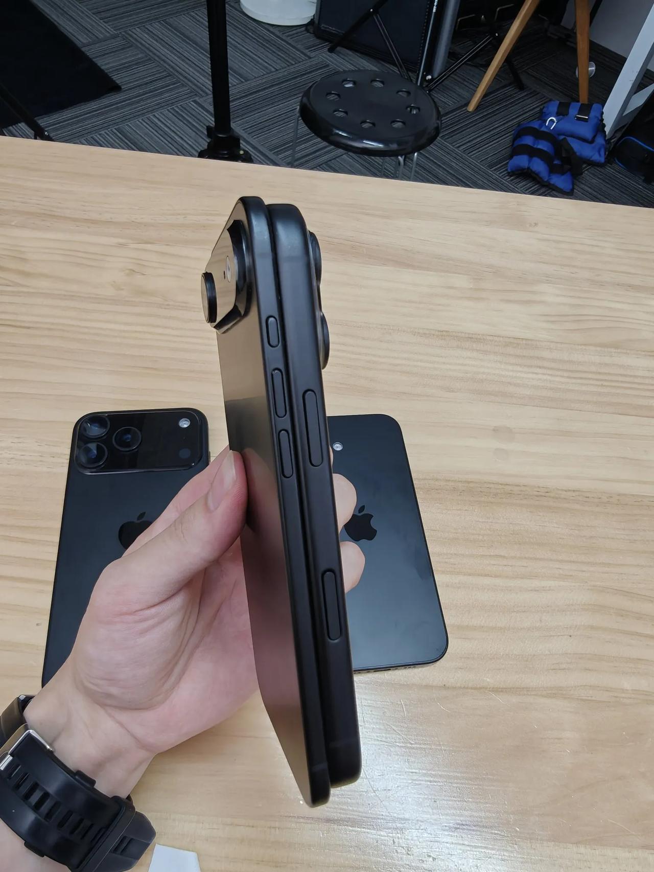 iPhone 17 Air比小屏17Pro还薄这么多！
摸到了iPhone 17
