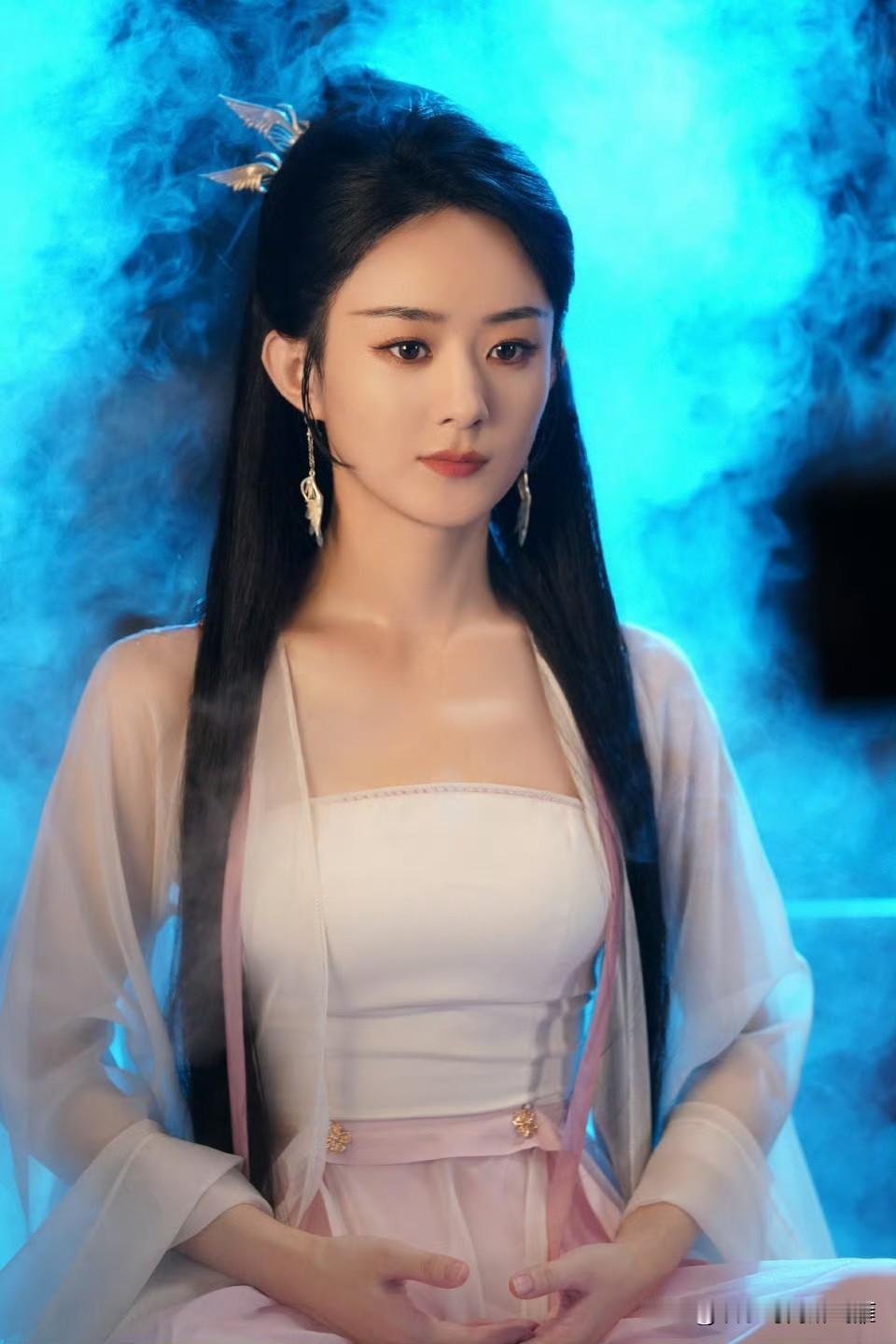 [玫瑰]【赵丽颖沈璃碧苍王】[灵光一闪]
赵丽颖《与风行》中，饰演的沈璃，一身薄