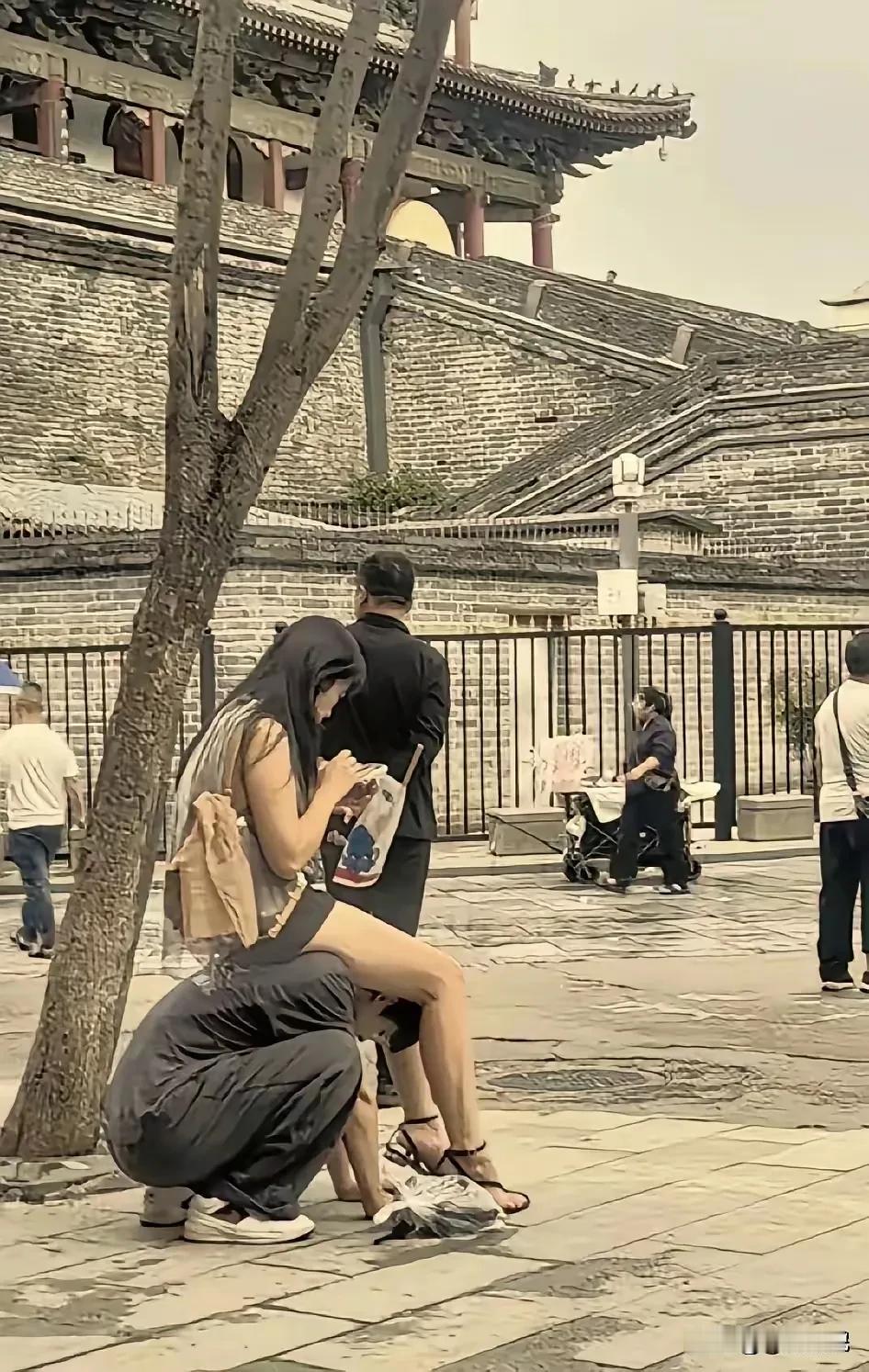 一个趴得下去，一个坐得上来，都心安理得，一个付出得心甘情愿，一个享受得自自然然，