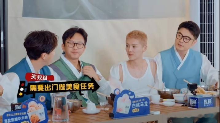 鹿晗热成这样了鹿晗吃个冷面热成这样哈哈哈哈哈 你们觉得户外综艺高强度的游戏录制，