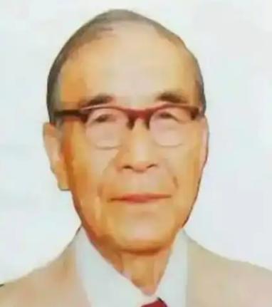 1987年，85岁的邝安堃酒后，把23岁保姆朱菊仙认成亡妻，抱着她说：我好想你，