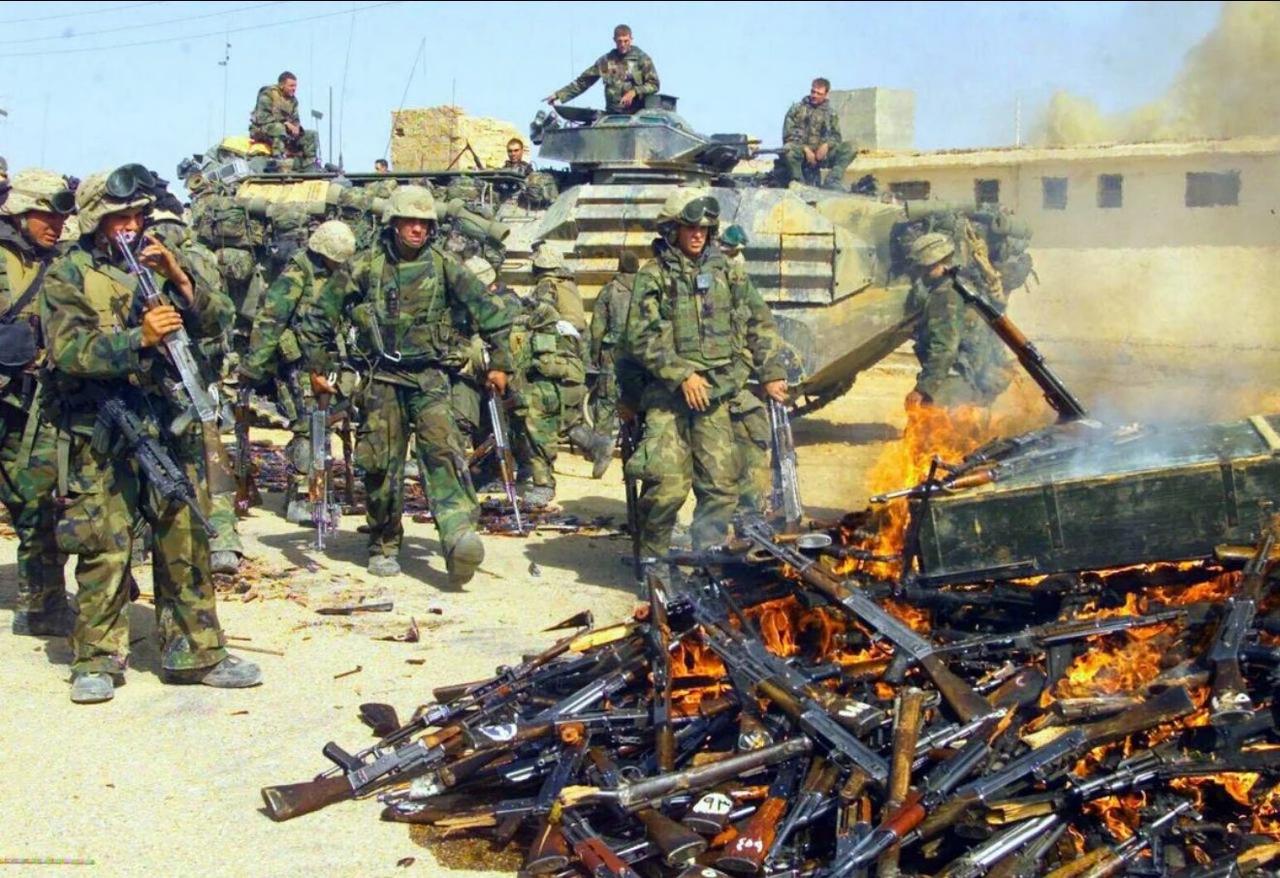 2003年伊拉克战争期间，美国海军陆战队士兵焚烧AK步枪。