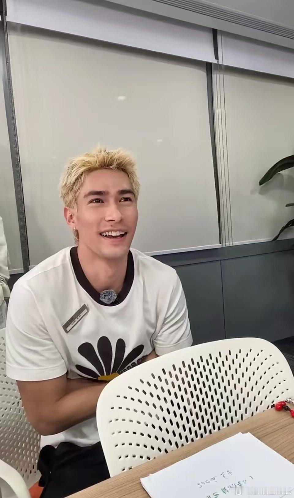 伦敦合伙人出发直播伦敦合伙人尚雯婕、张予曦、李佳琦、赵昭仪、颜安、米卡集体同框直