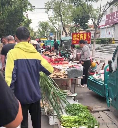 晨光里的胶州味道：在公园早市，遇见最抚凡人心的烟火气。
每日清晨，随着天色微亮，