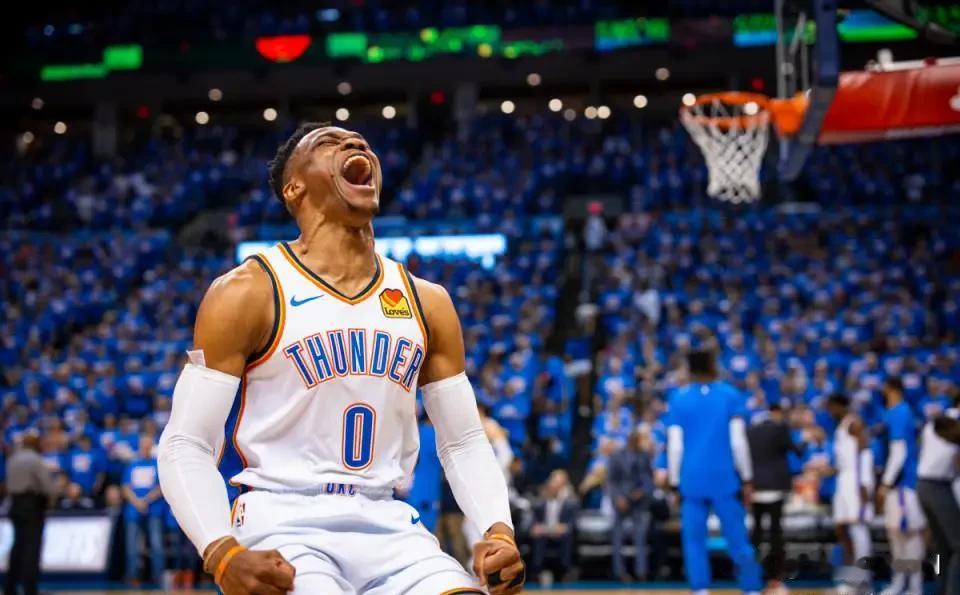 NBA现役球星单赛季最强数据排名:

1、维斯布鲁克，16-17赛季，31.6分