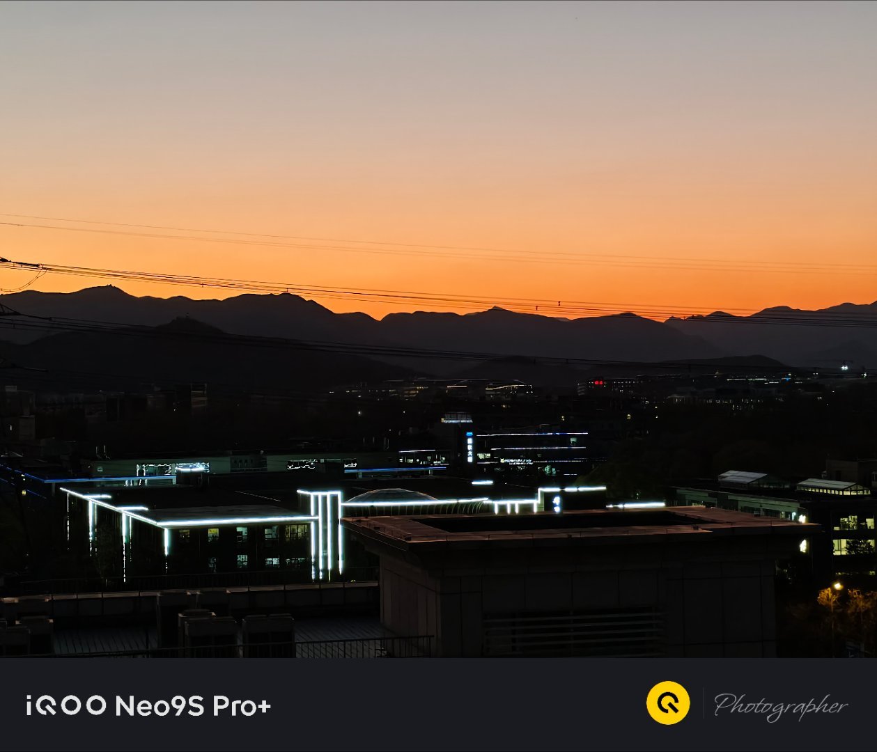 若非群玉山头见，会向瑶台月下逢。 