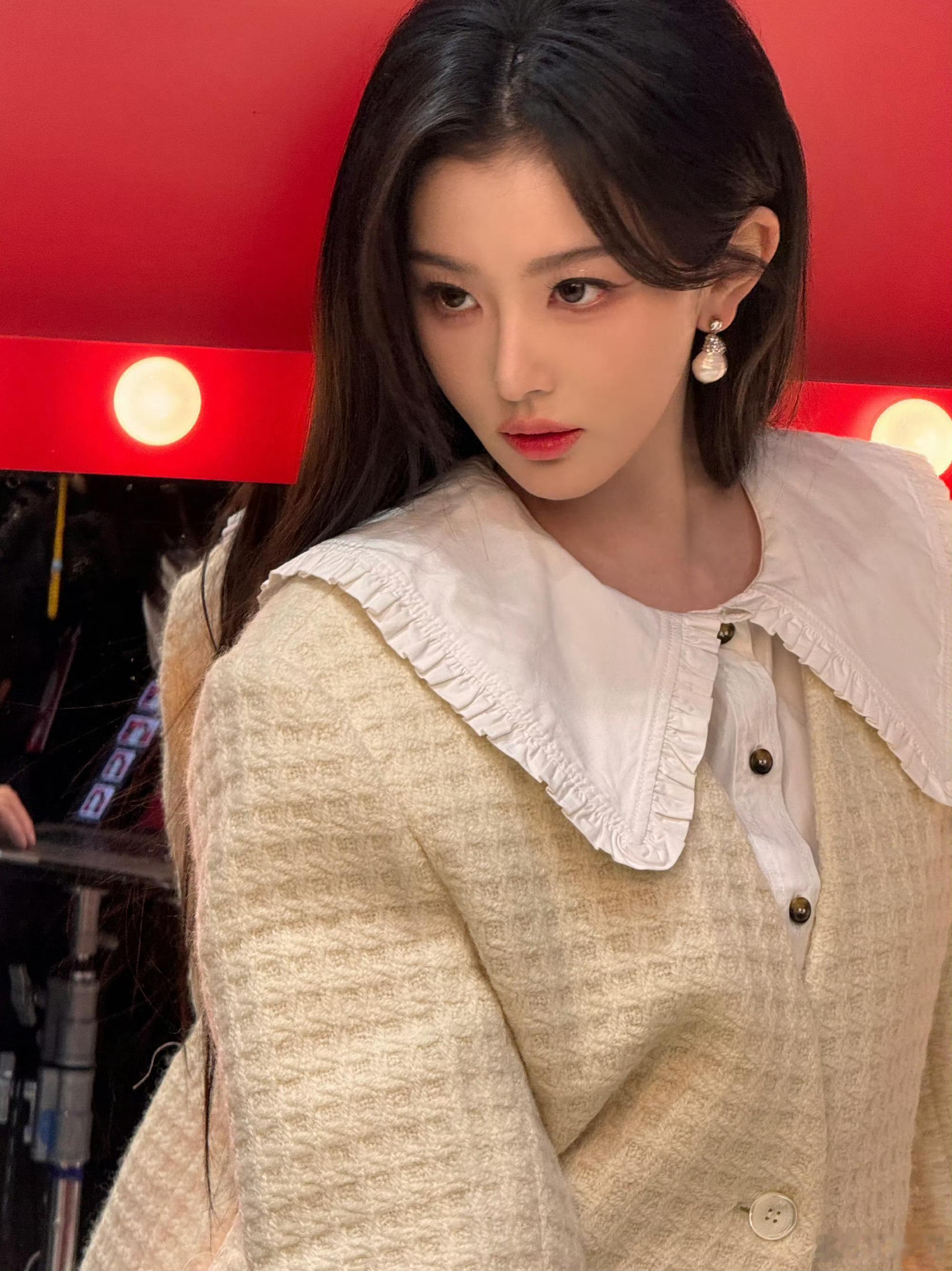 孔雪儿浅杏奶甜风孔雪儿花絮软萌暴击新鲜花絮突袭！浅杏色造型自带柔光滤镜，软萌甜度