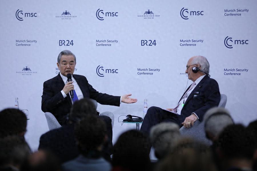 慕尼黑那场会刚落幕，热闹事儿就一桩接一桩。王毅外长前脚刚走，日本外务省就在社交媒