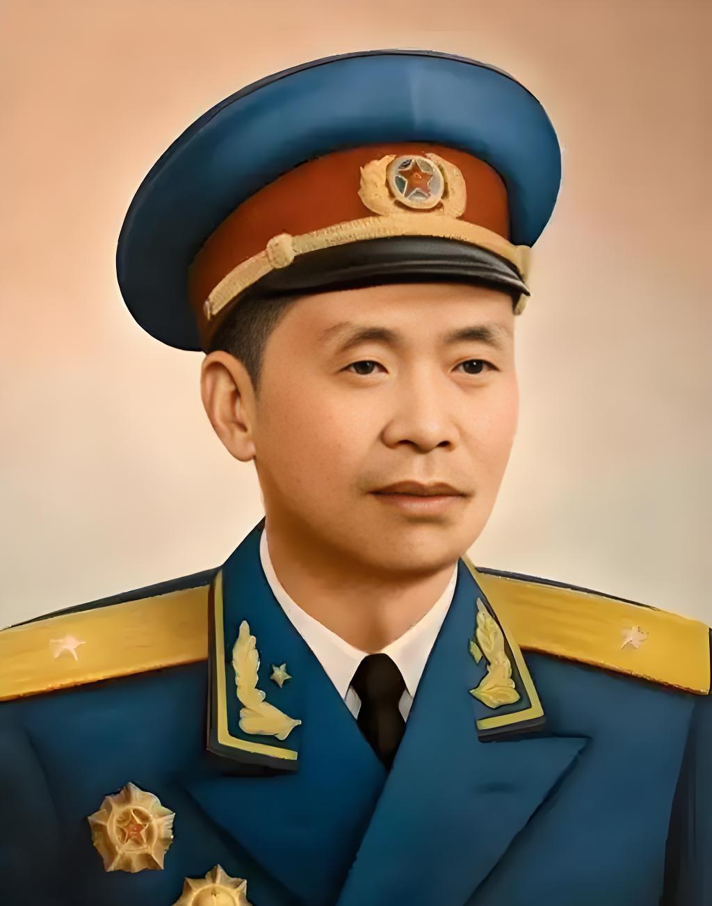 开国将军里藏着一位“异类”——别人功成名就后享尊荣，他却在1957年，人生巅峰急