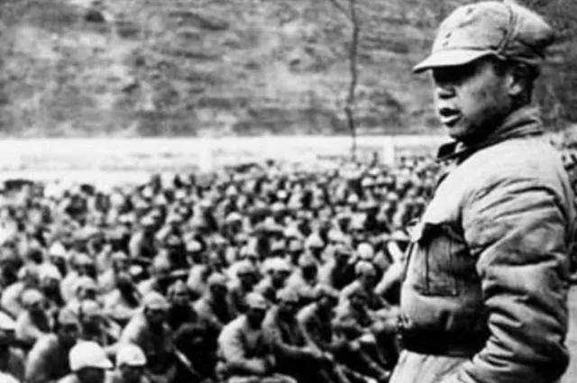 1947年，一个副司令路过湖北黄安时，经过老家村子就上前敲开了自家大门，十八年未