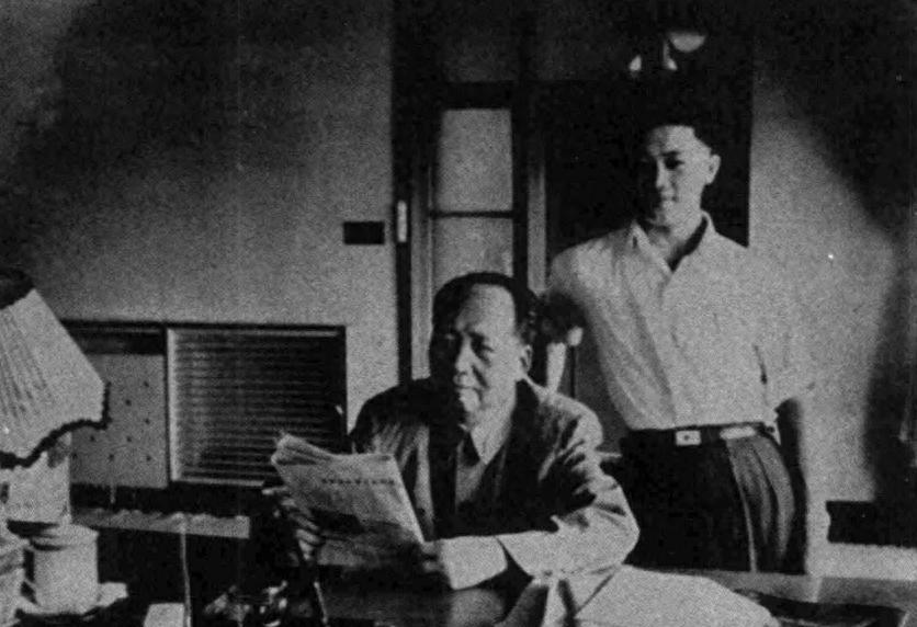 毛主席要归还欠款，张景芳半信半疑地问道：主席，我可以借用纸笔与您确认吗？
196