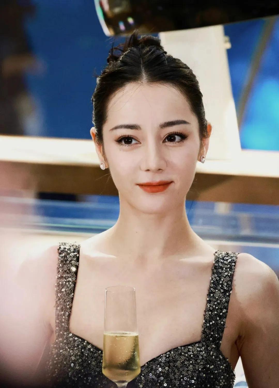 迪丽热巴，因为身材，引发争议！

7月21日，31岁的一线女星迪丽热巴，突然引发