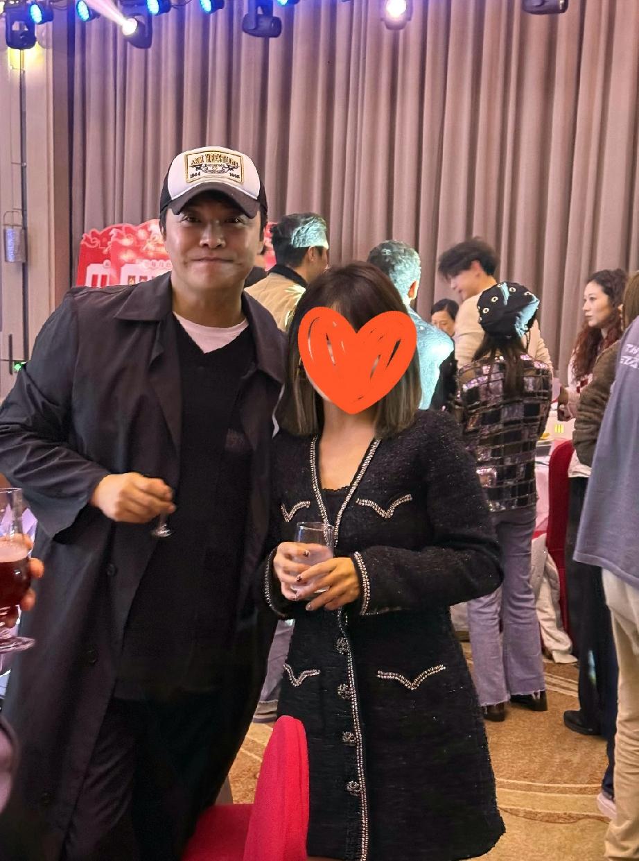 陈思诚创立的影视公司壹同制作年会现场，他旗下艺人荣梓杉也参加了，荣梓杉22年就签