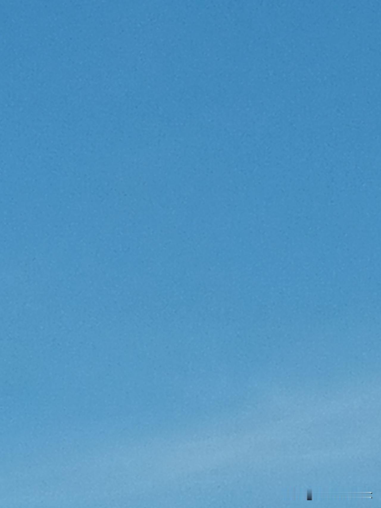威海的天空到底蓝不蓝你们说了算，这是我昨天下午在家里隔着窗户拍的，没有任何美颜特