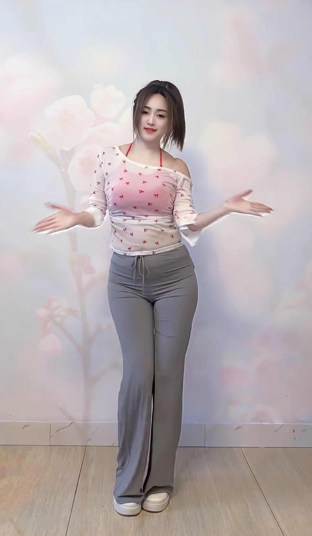 这位小姐姐穿得真时尚！