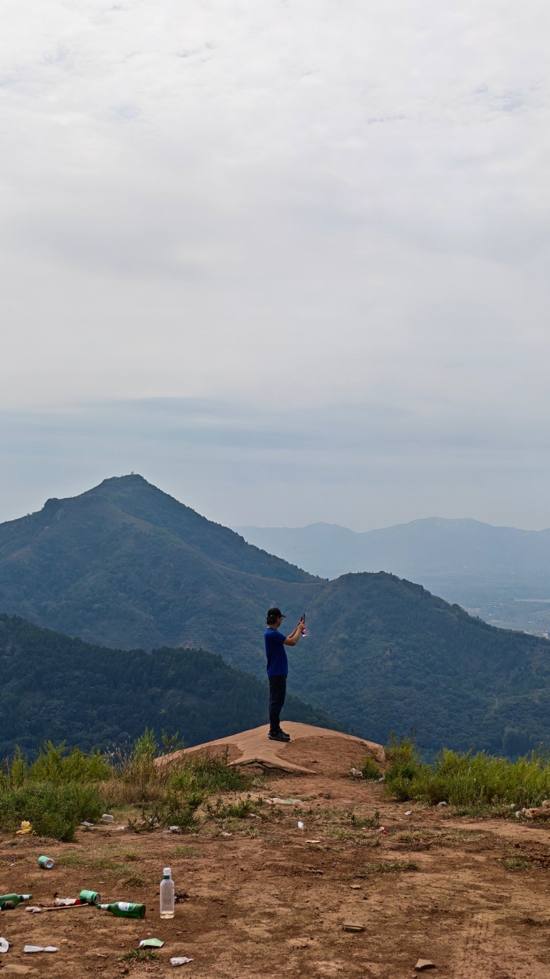 摄影师在山顶看景色  ​​​