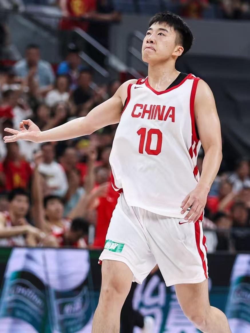 中国男篮锋线集体爆发，王俊杰已成男篮核心，崔永熙状态回暖，徐昕护框值得肯定
今晚