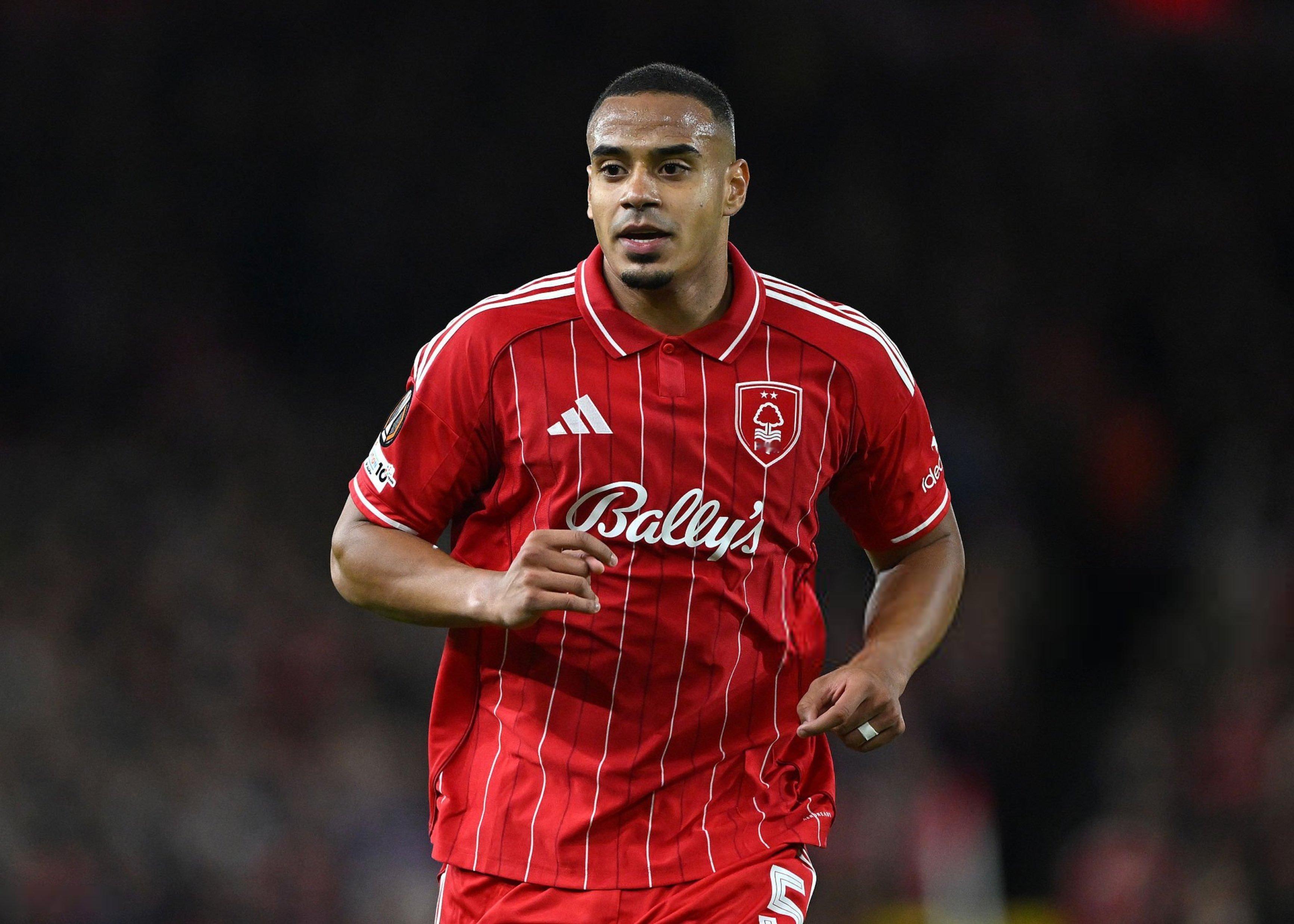 每体：巴塞罗那对诺丁汉森林的后卫、23岁的巴西球员穆里略感兴趣——不是在一月份，