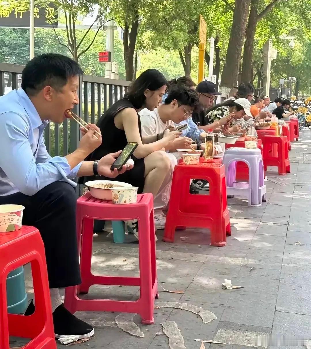 你愿意这样吃，还是跟别人拼桌？ 