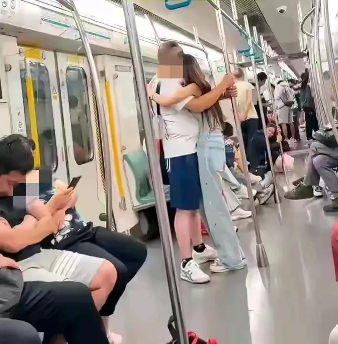 在一趟地铁车厢里，只见一个中年大叔和一个陌生的长发美女，一前一后进了地铁站后，但