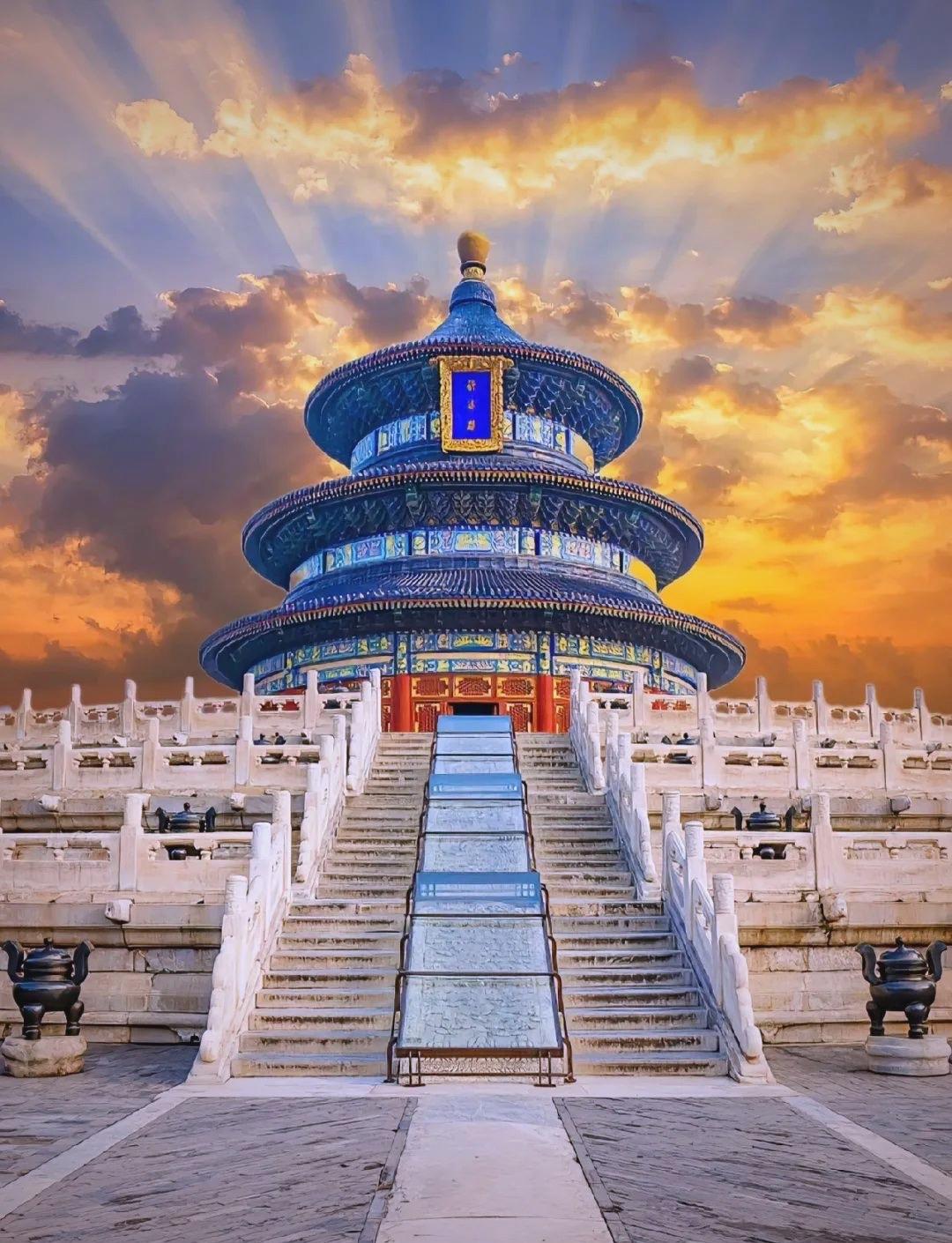 天坛始建于明永乐十八年（1420年），最初为“天地合祀”之地，后于嘉靖时期改为专