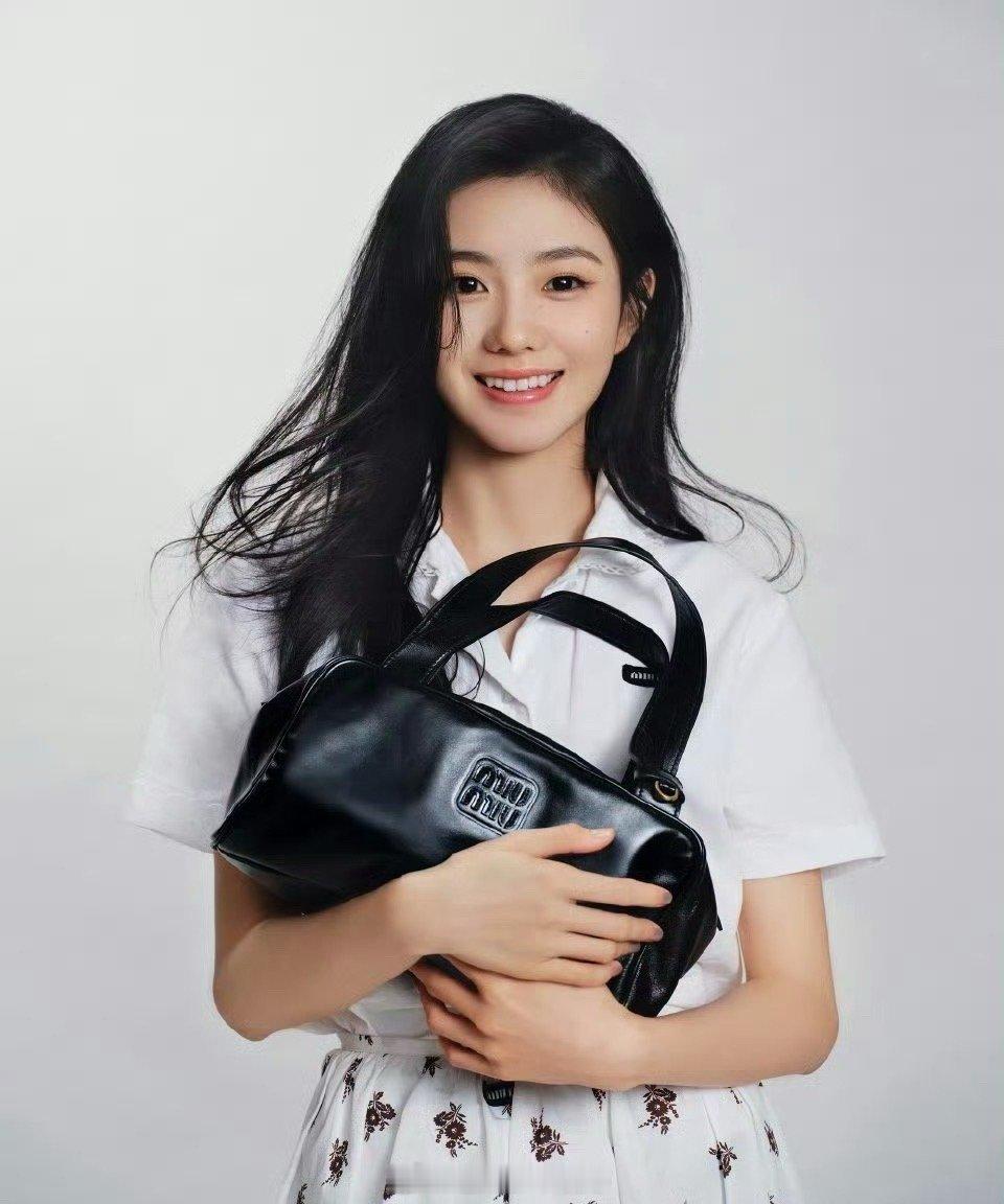 赵今麦、刘浩存两位美女同品牌拍摄的大片🈶来看看状态怎么样[期待] ​​​