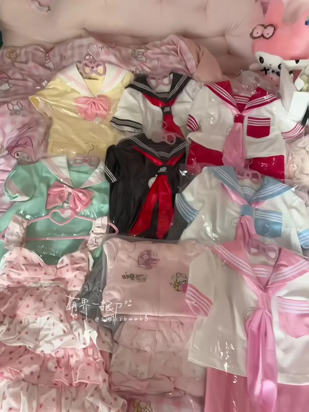 不买这些裙子 我会省下很多钱 但我唯一的生活色彩也被抹去了