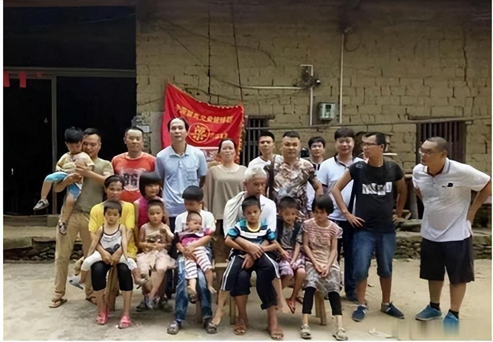 “这日子可比打工舒坦多了！”广西钦州的小刚，最近成了当地无人不晓的“名人”。今年