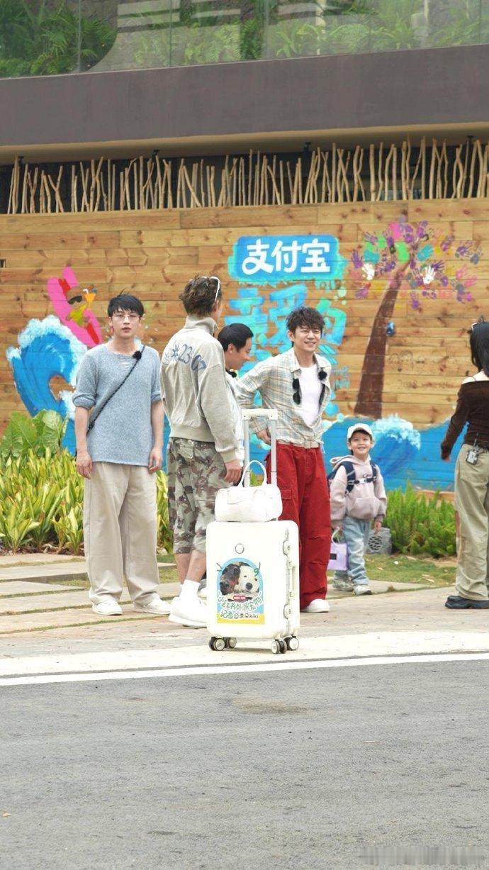 亲爱的客栈你好事做尽亲爱的客栈把氛围感和惊喜感拉满，何老师加盟暖心值拉满，圆梦名