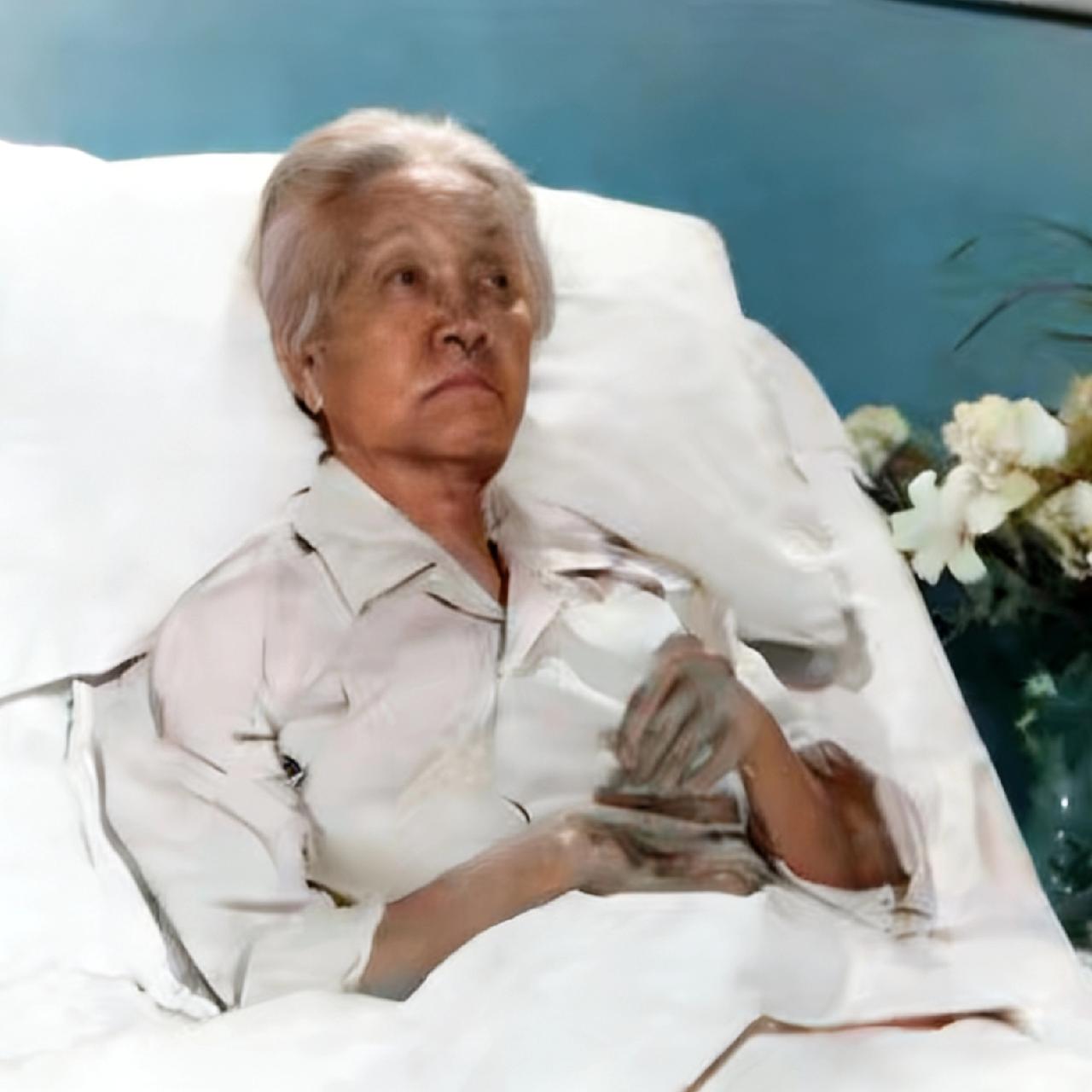 1983年，“万婴之母“林巧稚病重期间，一张罕见的留影，当时的她躺在病床上，看起