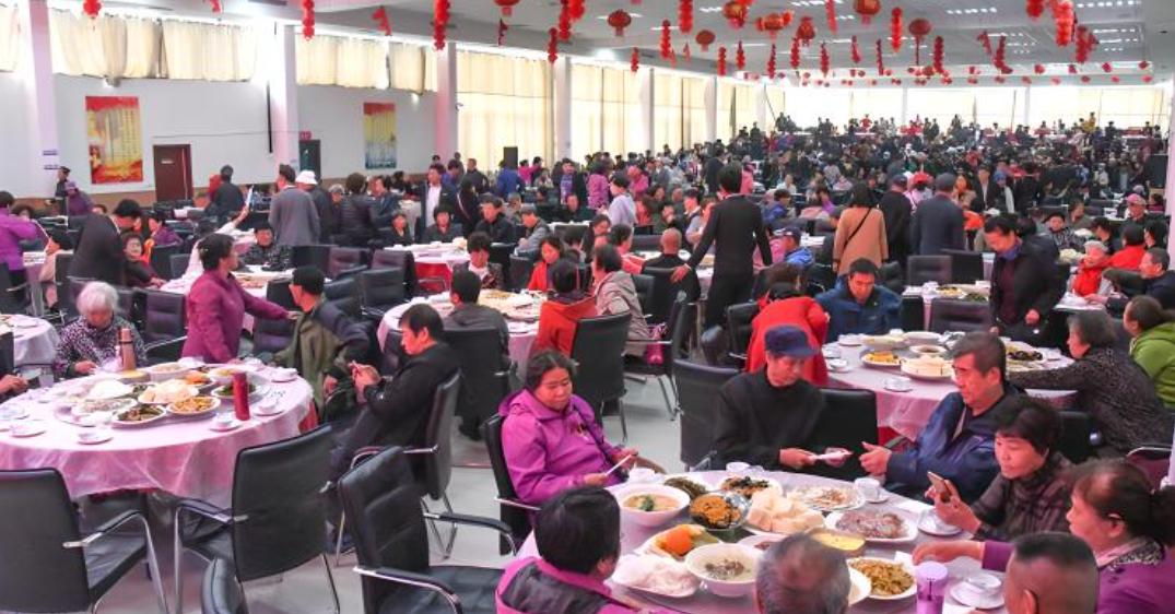 “人情寡薄”，月中办乔迁酒，共28桌，每桌8道菜2瓶白酒1箱啤酒，宾客们吃喝的不