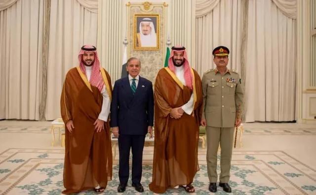 巴基斯坦跟沙特签了共同防御条约，承诺“谁打沙特就是打巴基斯坦“，结果伊朗真把沙特